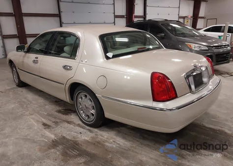 2001 Lincoln Town Car Signature from USA, damaged, VIN 1LNHM82W81Y684950